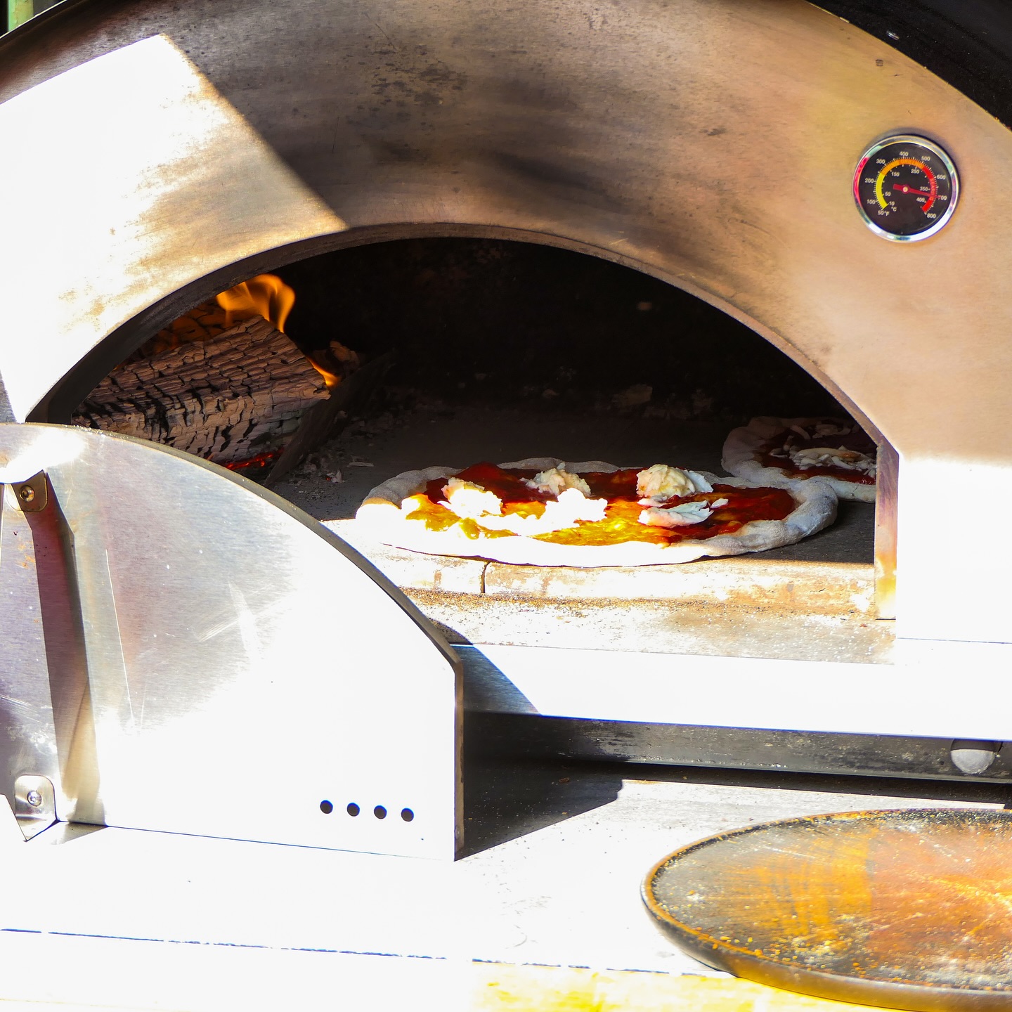 Pizza in houtoven met vlammen